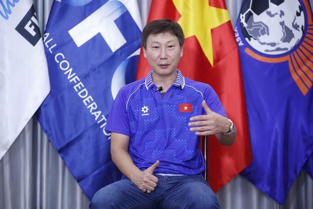 HLV Kim Sang-sik: 'Ba danh hiệu năm 2025 là mồ hôi, nước mắt và danh dự của bóng đá Việt Nam'- Ảnh 2.