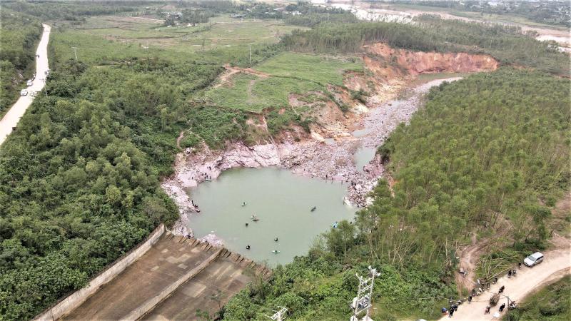 Hạ tràn xả lũ hồ Kẻ Gỗ bị sạt lở nghiêm trọng- Ảnh 2.