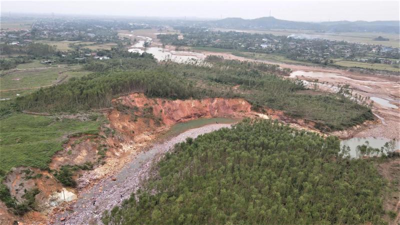 Hạ tràn xả lũ hồ Kẻ Gỗ bị sạt lở nghiêm trọng- Ảnh 5.