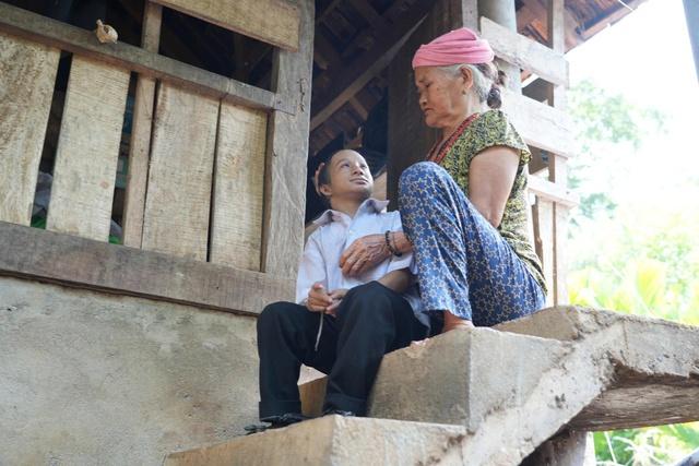 Khát vọng con chữ của cậu bé tí hon - Ảnh 1.