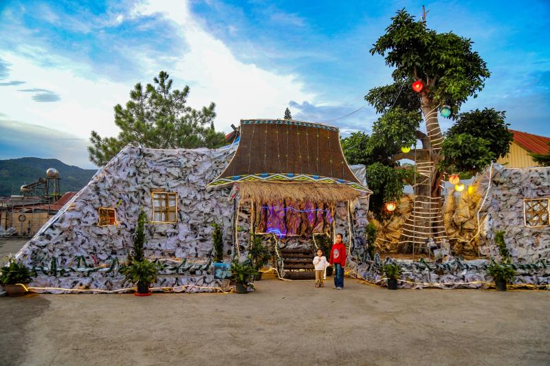 Không gian Giáng sinh Đà Lạt lung linh sắc màu trong đêm mừng Chúa ra đời - Ảnh 16.