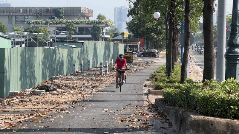 Làn xe đạp đầu tiên ở TP.HCM sắp hoàn thành: Người dân hào hứng trải nghiệm - Ảnh 13.