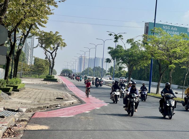 Làn xe đạp đầu tiên ở TP.HCM sắp hoàn thành: Người dân hào hứng trải nghiệm - Ảnh 6.