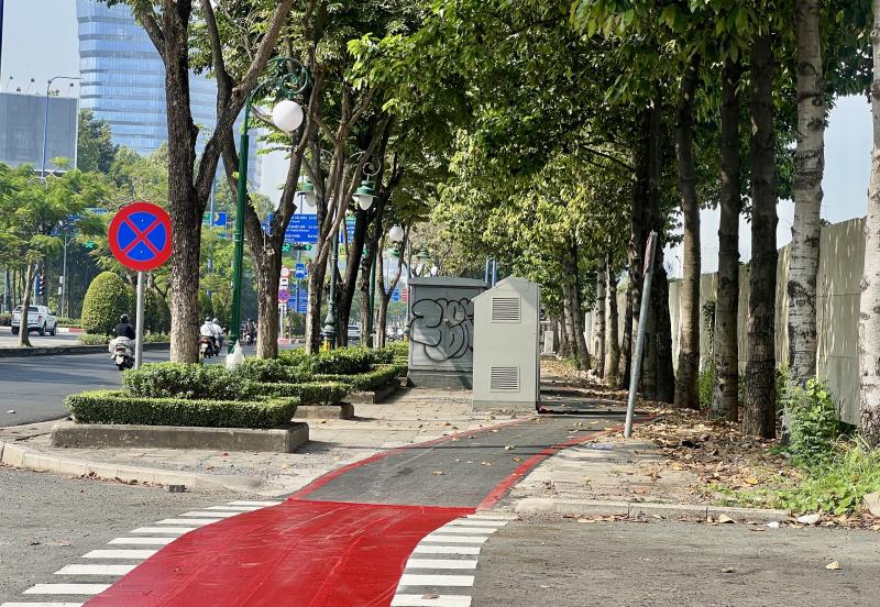 Làn xe đạp đầu tiên ở TP.HCM sắp hoàn thành: Người dân hào hứng trải nghiệm - Ảnh 7.