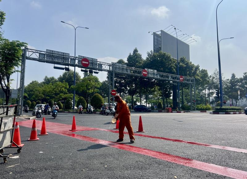 Làn xe đạp đầu tiên ở TP.HCM sắp hoàn thành: Người dân hào hứng trải nghiệm - Ảnh 11.