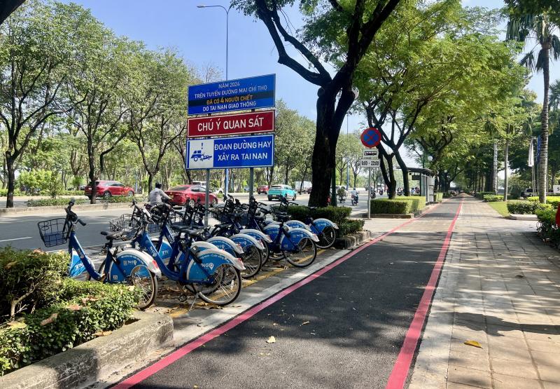 Làn xe đạp đầu tiên ở TP.HCM sắp hoàn thành: Người dân hào hứng trải nghiệm - Ảnh 8.