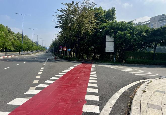 Làn xe đạp đầu tiên ở TP.HCM sắp hoàn thành: Người dân hào hứng trải nghiệm - Ảnh 4.