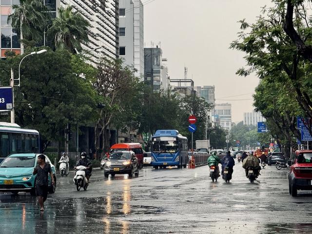 TP.HCM có mưa lớn chiều nay, sấm chớp đùng đoàng: Vì sao? - Ảnh 2.