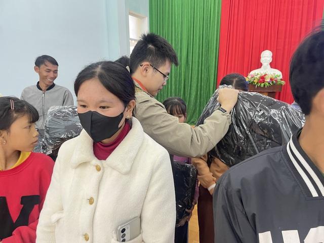 Mang áo ấm, bánh kẹo tặng bà con và trẻ em xã Đặng Thùy Trâm- Ảnh 2.