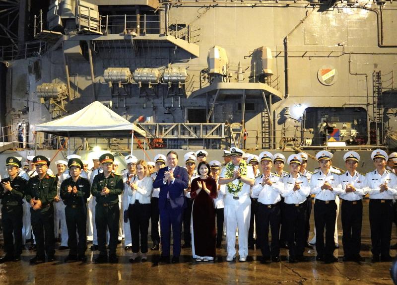 Tàu Hải quân Mỹ USS Tripoli và USS Robert Smalls cập cảng Đà Nẵng  - Ảnh 3.
