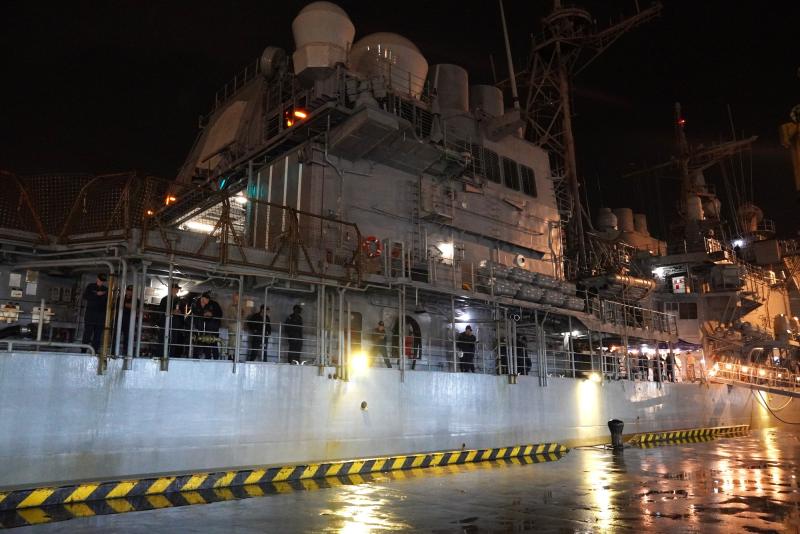 Tàu Hải quân Mỹ USS Tripoli và USS Robert Smalls cập cảng Đà Nẵng  - Ảnh 2.
