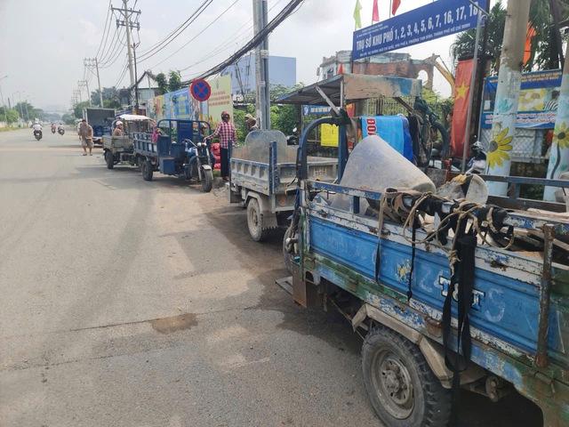 CSGT TP.HCM mạnh tay phạt xe 3 gác chở hàng cồng kềnh nghênh ngang đường phố- Ảnh 2.