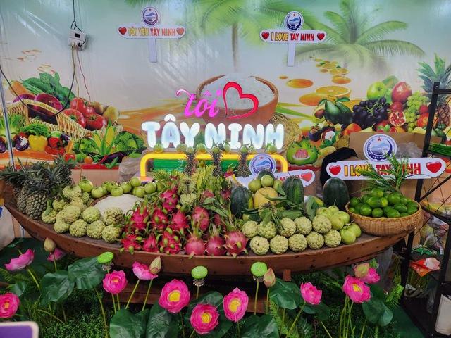 Cận cảnh trái cây độc lạ trong phiên chợ nông sản vùng miền - Bình Đông - Ảnh 4.