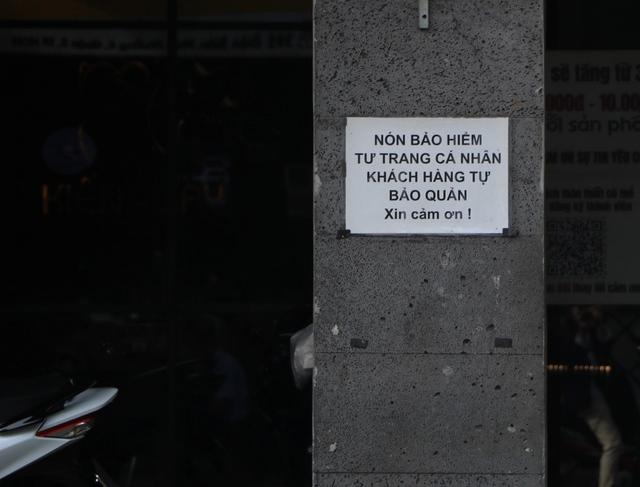 Quán ăn TP.HCM 'chỉ giữ xe không giữ nón bảo hiểm', liệu có nên? - Ảnh 1.