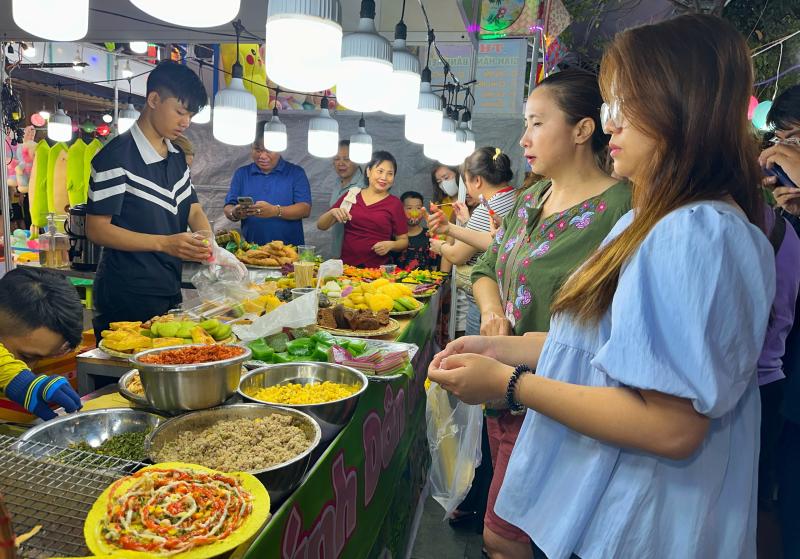 Ngay lúc này: 'Biển người' TP.HCM đổ về lễ hội ẩm thực ở ngôi chợ trăm tuổi - Ảnh 11.