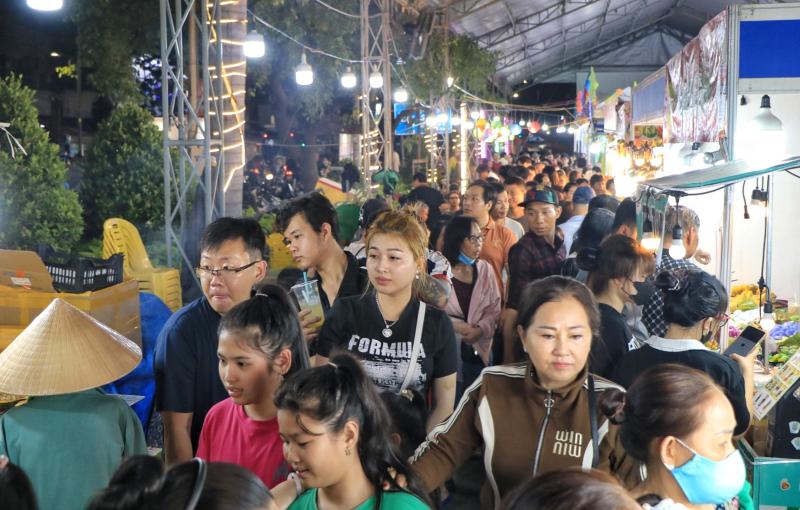 Ngay lúc này: 'Biển người' TP.HCM đổ về lễ hội ẩm thực ở ngôi chợ trăm tuổi - Ảnh 14.