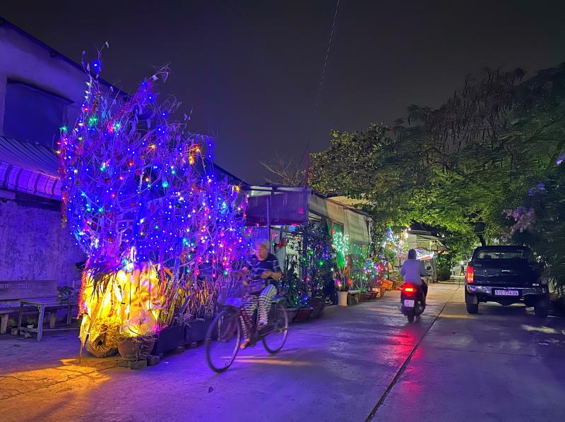 Tối nay xóm đạo Phạm Thế Hiển lớn nhất TP.HCM lên đèn: Rực rỡ Giáng sinh 2025 - Ảnh 9.