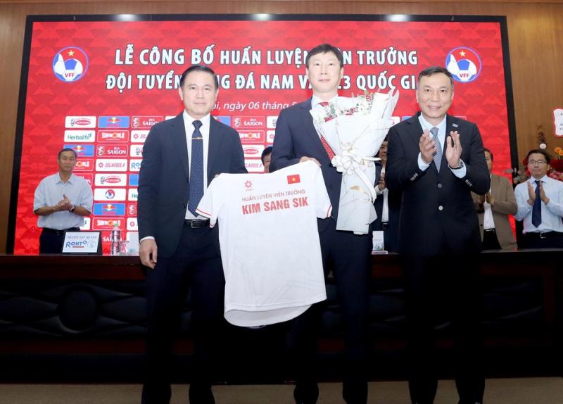 HLV Kim Sang-sik lần đầu nhắc đến hợp đồng: ‘Tôi sẽ nói chuyện với Chủ tịch VFF…’- Ảnh 1.