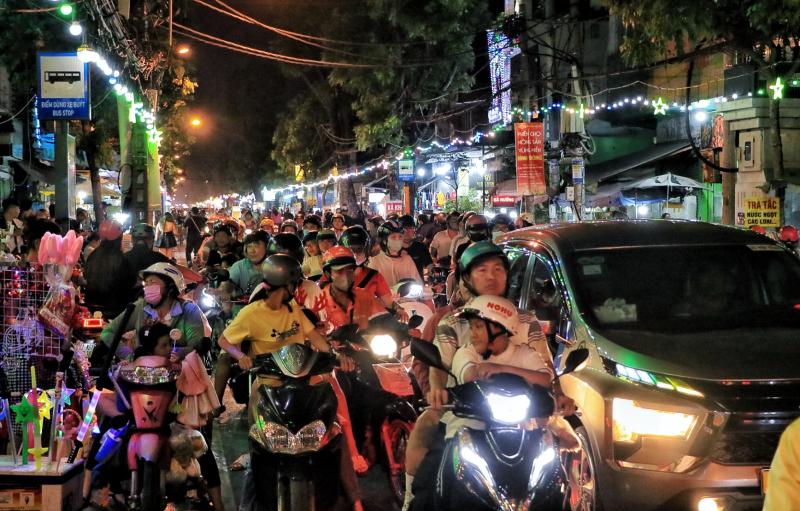 Tối nay, bất ngờ ở xóm đạo lớn nhất TP.HCM: 'Chật kín' người đi chơi Giáng sinh - Ảnh 10.