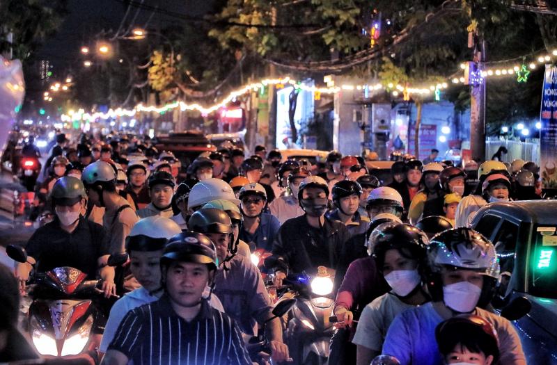 Xóm đạo lớn nhất TP.HCM: Nhà thờ 'tuyết rơi' trắng xóa, rất đông người check-in Giáng sinh - Ảnh 11.