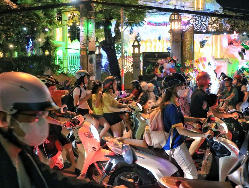 Tối nay, bất ngờ ở xóm đạo lớn nhất TP.HCM: 'Chật kín' người đi chơi Giáng sinh - Ảnh 2.