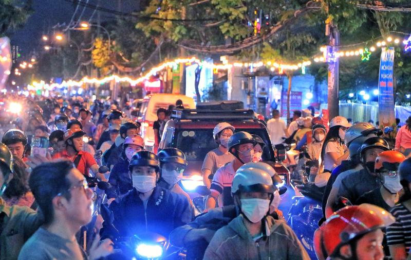 Tối nay, bất ngờ ở xóm đạo lớn nhất TP.HCM: 'Chật kín' người đi chơi Giáng sinh - Ảnh 1.