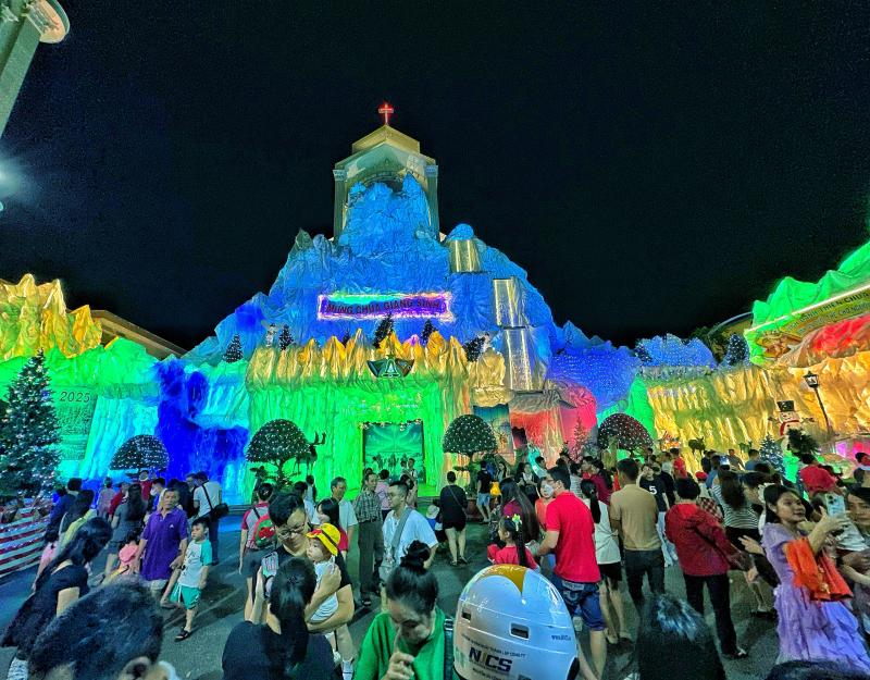 Tối nay, bất ngờ ở xóm đạo lớn nhất TP.HCM: 'Chật kín' người đi chơi Giáng sinh - Ảnh 3.