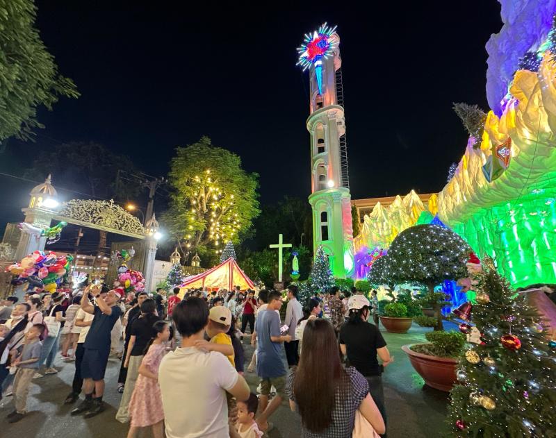 Tối nay, bất ngờ ở xóm đạo lớn nhất TP.HCM: 'Chật kín' người đi chơi Giáng sinh - Ảnh 4.