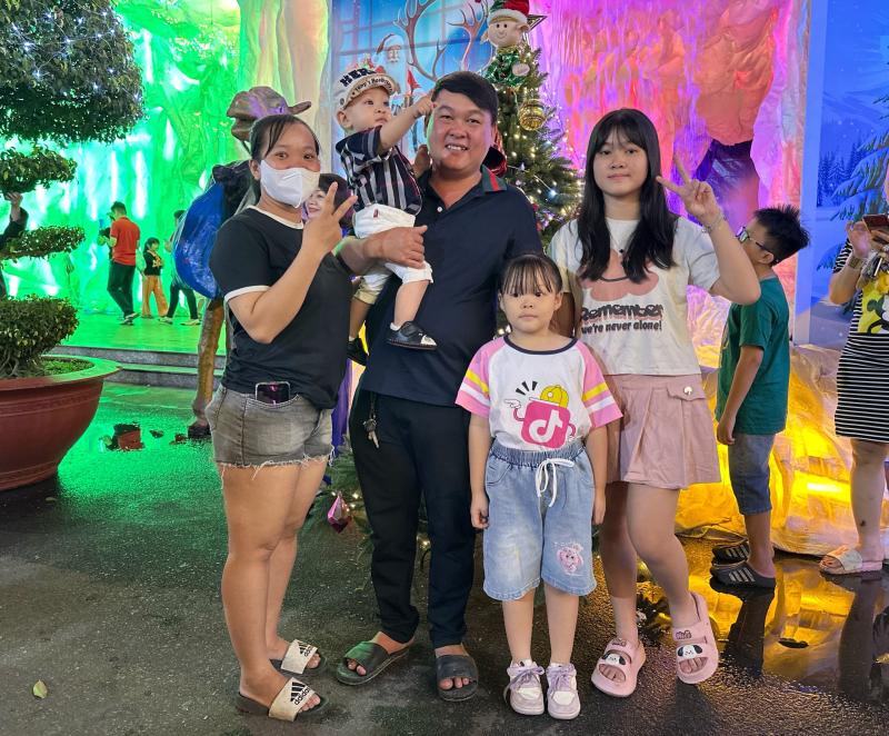 Tối nay, bất ngờ ở xóm đạo lớn nhất TP.HCM: 'Chật kín' người đi chơi Giáng sinh - Ảnh 6.