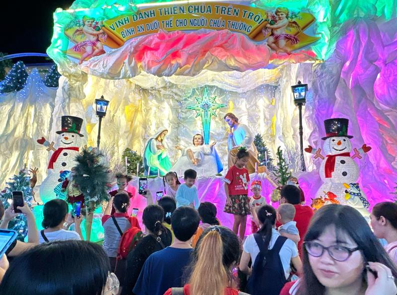 Tối nay, bất ngờ ở xóm đạo lớn nhất TP.HCM: 'Chật kín' người đi chơi Giáng sinh - Ảnh 5.