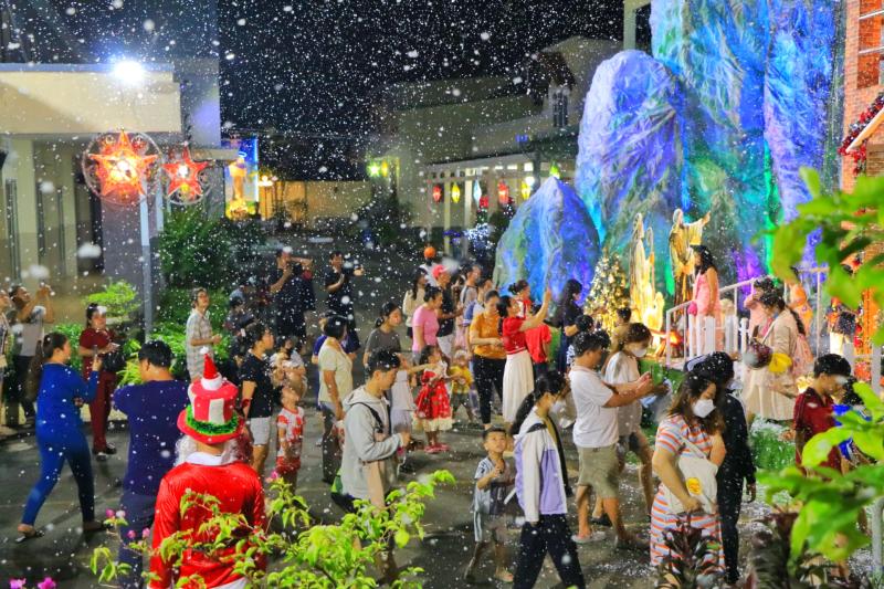 Tối nay, bất ngờ ở xóm đạo lớn nhất TP.HCM: 'Chật kín' người đi chơi Giáng sinh - Ảnh 9.