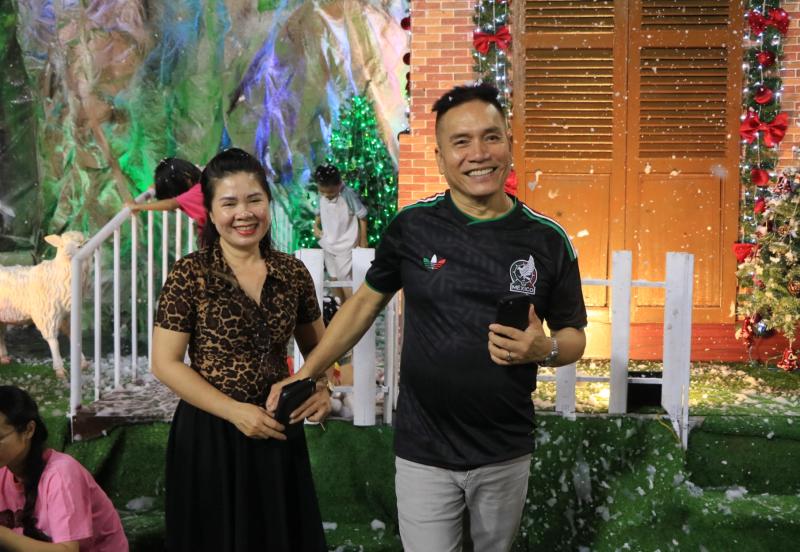 Tối nay, bất ngờ ở xóm đạo lớn nhất TP.HCM: 'Chật kín' người đi chơi Giáng sinh - Ảnh 8.