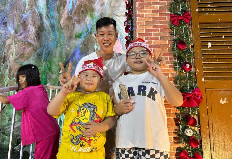 Xóm đạo lớn nhất TP.HCM: Nhà thờ 'tuyết rơi' trắng xóa, rất đông người check-in Giáng sinh - Ảnh 4.