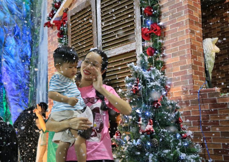 Xóm đạo lớn nhất TP.HCM: Nhà thờ 'tuyết rơi' trắng xóa, rất đông người check-in Giáng sinh - Ảnh 6.
