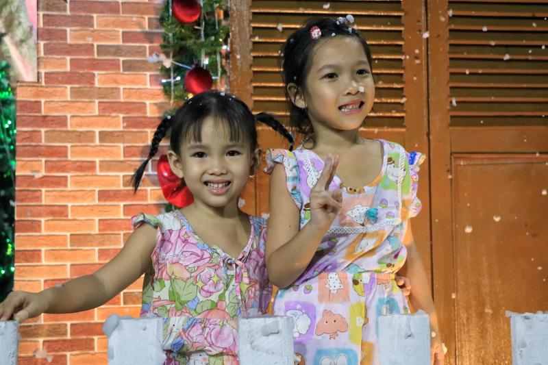 Xóm đạo lớn nhất TP.HCM: Nhà thờ 'tuyết rơi' trắng xóa, rất đông người check-in Giáng sinh - Ảnh 8.