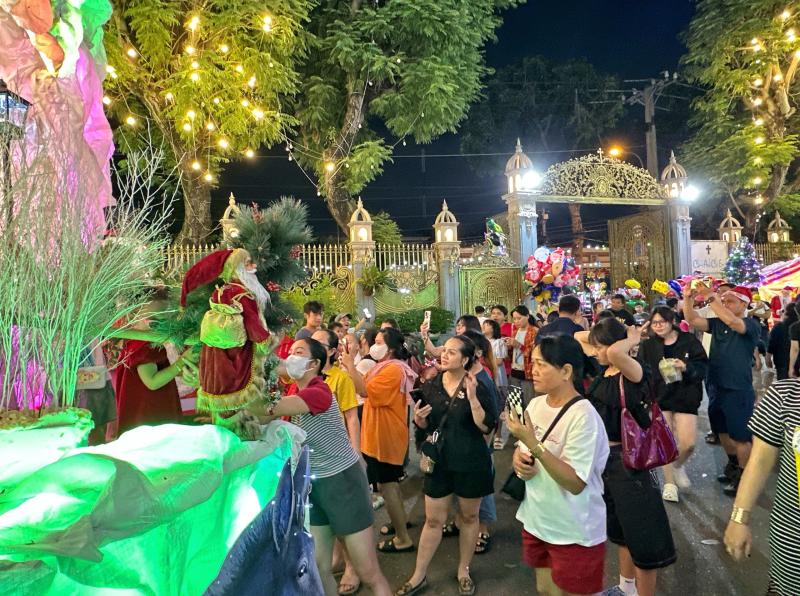 Xóm đạo lớn nhất TP.HCM: 4 km đường Phạm Thế Hiển có 5 nhà thờ rực rỡ - Ảnh 2.