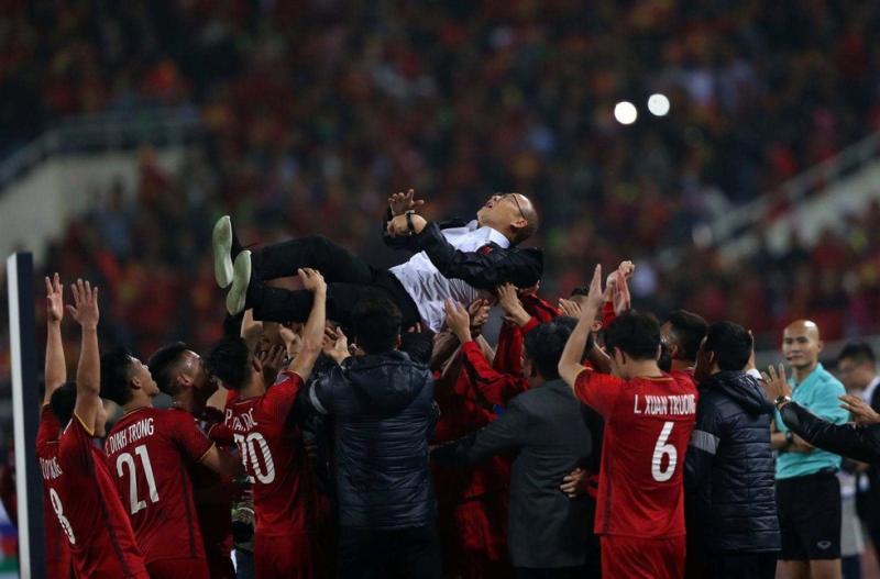 HLV Kim Sang-sik dùng từ 'vĩ đại' để ca ngợi nhân vật đã thành huyền thoại tại Việt Nam- Ảnh 2.