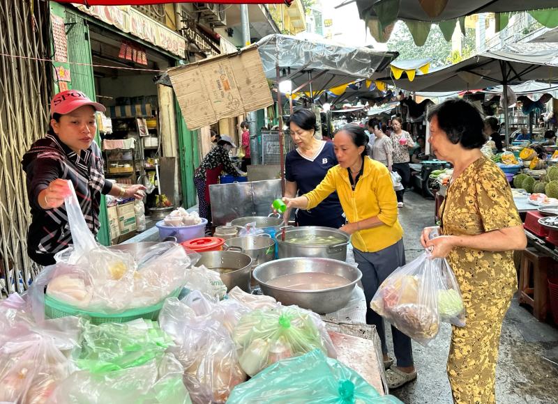 Khu Chợ Lớn ở TP.HCM rất đông người mua chè trôi nước mừng tết Đông chí- Ảnh 7.