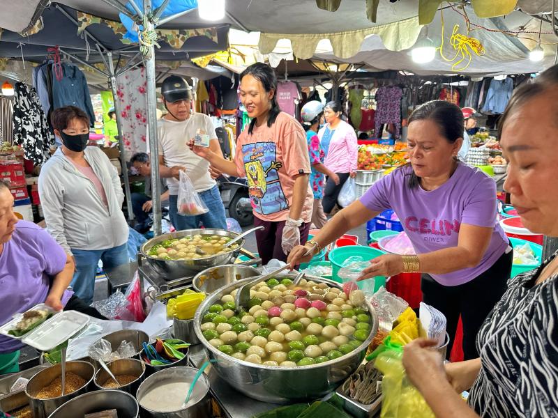Khu Chợ Lớn ở TP.HCM rất đông người mua chè trôi nước mừng tết Đông chí- Ảnh 2.