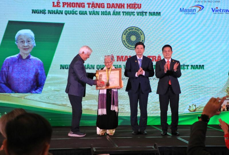 Nghệ nhân ẩm thực U.100 xúc động khi được phong tặng danh hiệu đặc biệt tại TP.HCM- Ảnh 1.