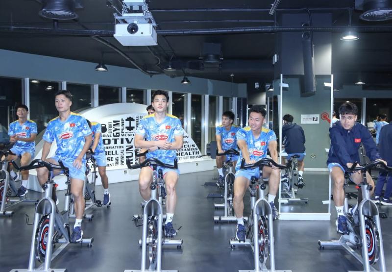 U.23 Việt Nam tập buổi đầu tiên tại Qatar, HLV Kim Sang-sik sẽ loại 1 cầu thủ vào ngày nào?- Ảnh 4.