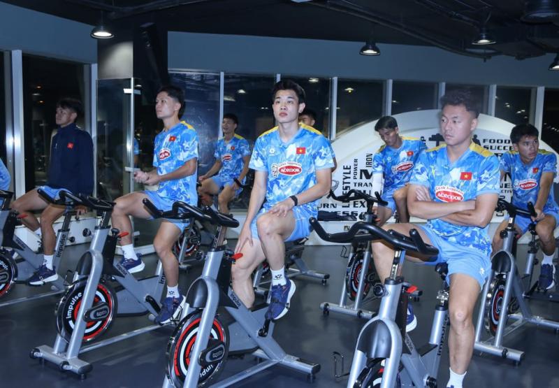 U.23 Việt Nam tập buổi đầu tiên tại Qatar, HLV Kim Sang-sik sẽ loại 1 cầu thủ vào ngày nào?- Ảnh 1.