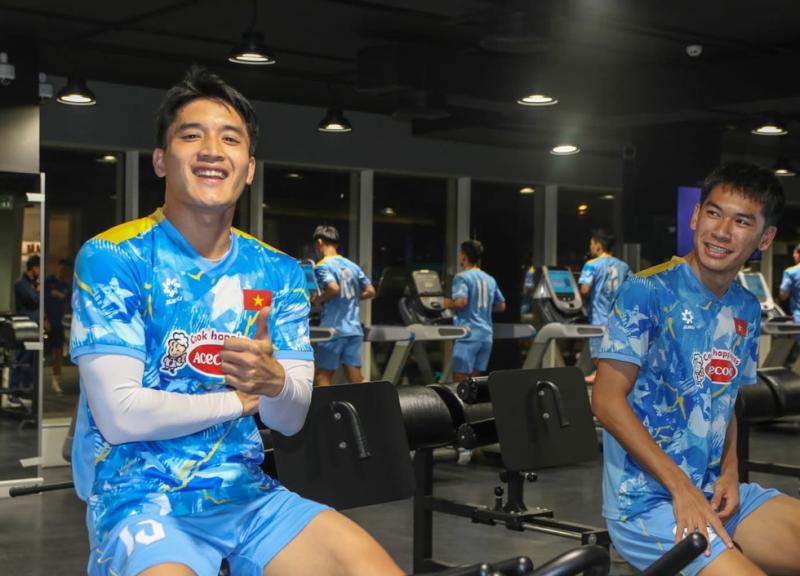 U.23 Việt Nam tập buổi đầu tiên tại Qatar, HLV Kim Sang-sik sẽ loại 1 cầu thủ vào ngày nào?- Ảnh 3.