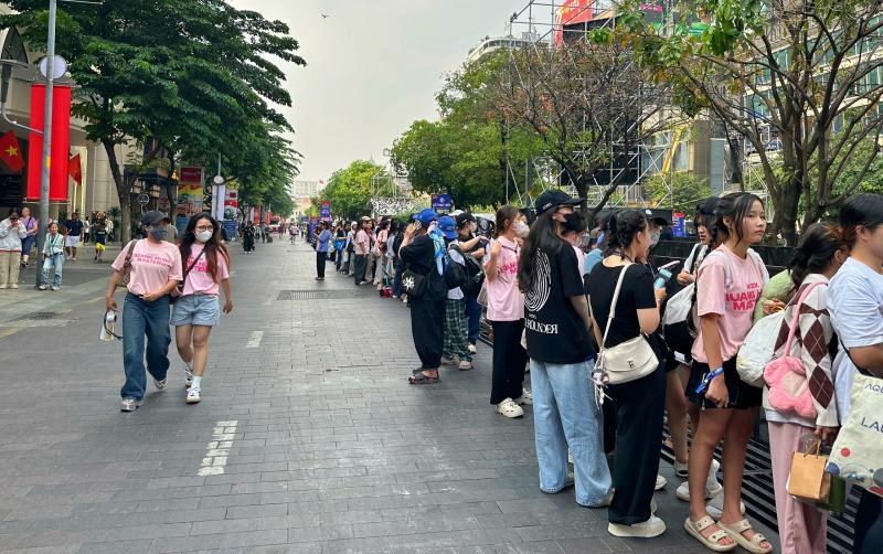 Ngay lúc này, trung tâm TP.HCM đông đúc người chờ countdown đón giao thừa 2026 - Ảnh 5.