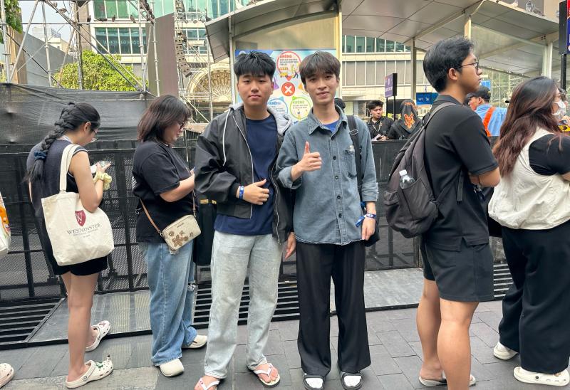 Ngay lúc này, trung tâm TP.HCM đông đúc người chờ countdown đón giao thừa 2026 - Ảnh 4.