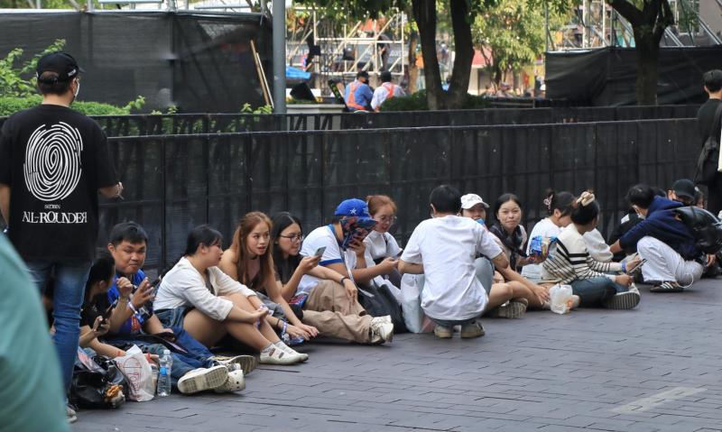 Ngay lúc này, trung tâm TP.HCM đông đúc người chờ countdown đón giao thừa 2026 - Ảnh 8.