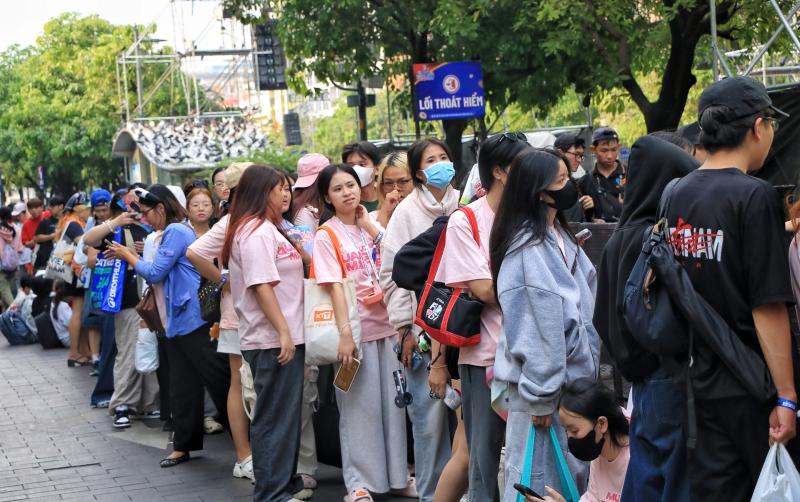 Ngay lúc này, trung tâm TP.HCM đông đúc người chờ countdown đón giao thừa 2026 - Ảnh 3.