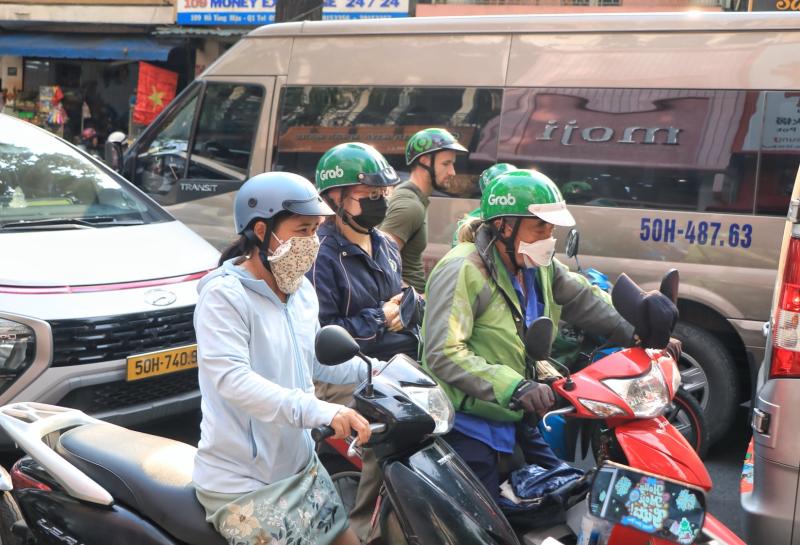 Ngay lúc này, trung tâm TP.HCM đông đúc người chờ countdown đón giao thừa 2026 - Ảnh 2.