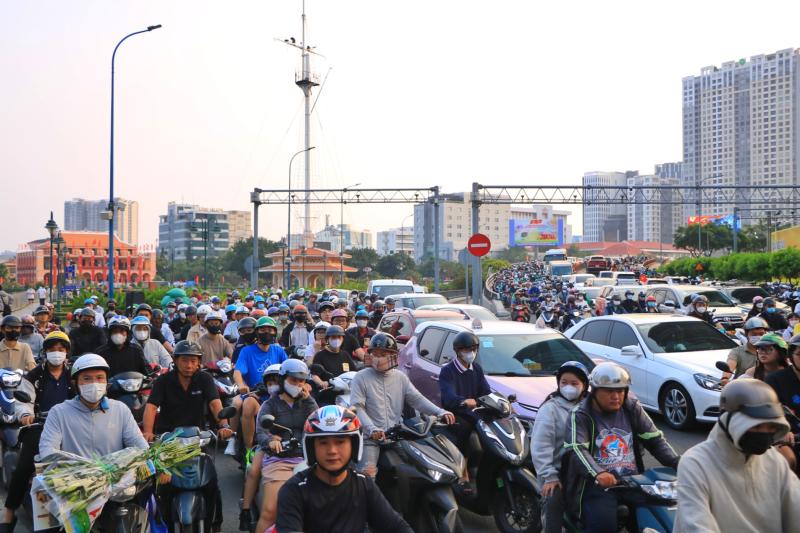 Tối nay, 'biển người' đang ở trung tâm TP.HCM chờ ngắm pháo hoa giao thừa 2026 - Ảnh 2.