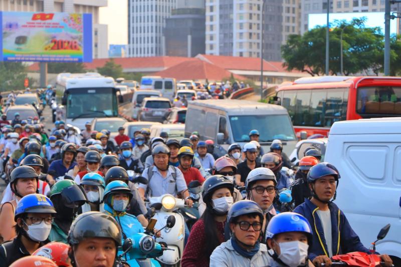 Tối nay, 'biển người' đang ở trung tâm TP.HCM chờ ngắm pháo hoa giao thừa 2026 - Ảnh 3.